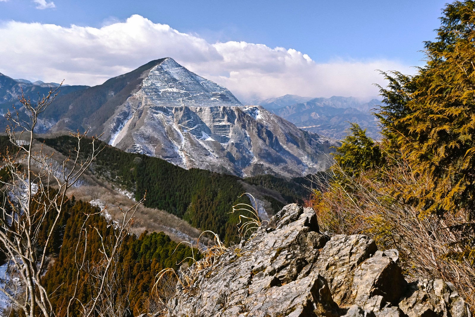 「削り取られた武甲山の山肌」の写真