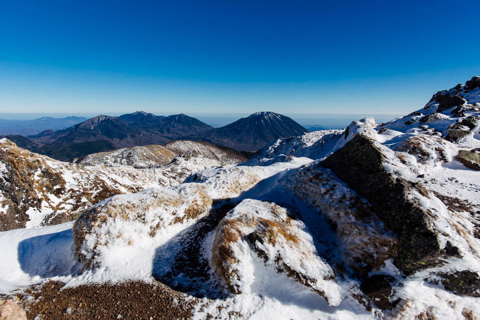 「日光白根山山頂から見る男体山」の写真