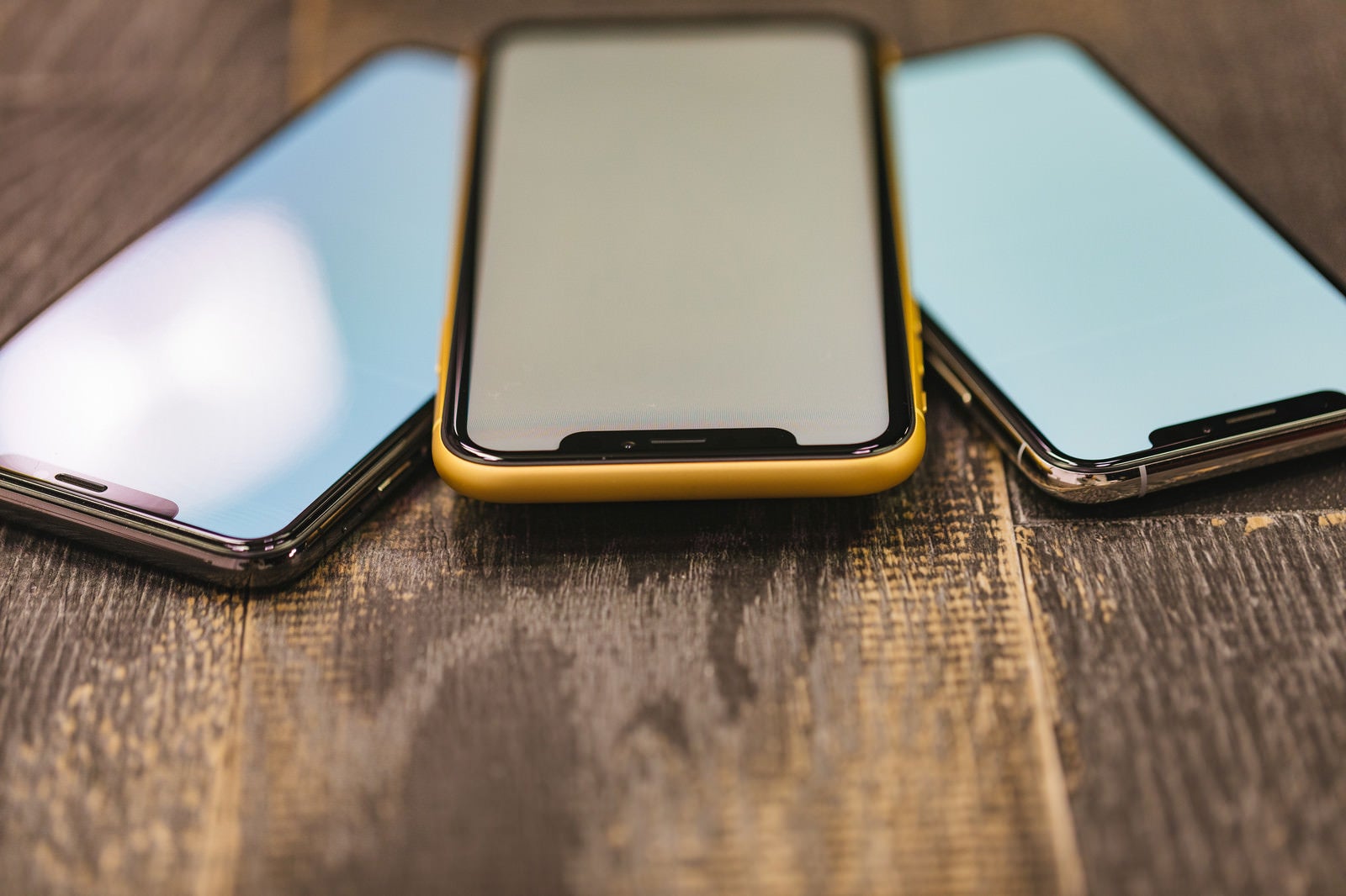 「iPhoneX の有機ELと iPhone XR の液晶ディスプレイを斜めから見る」の写真