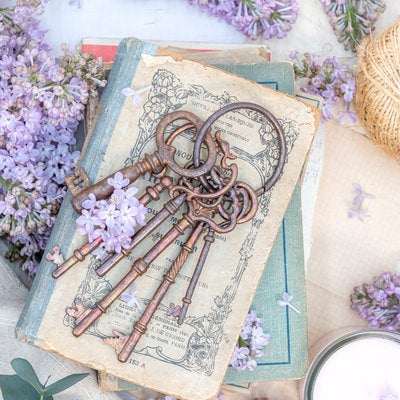 無造作に置かれた鍵とライラックの花の写真