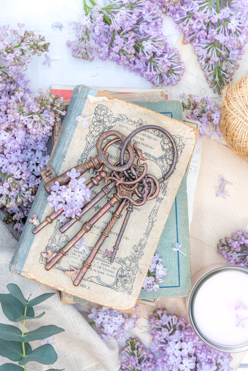 「無造作に置かれた鍵とライラックの花」の写真