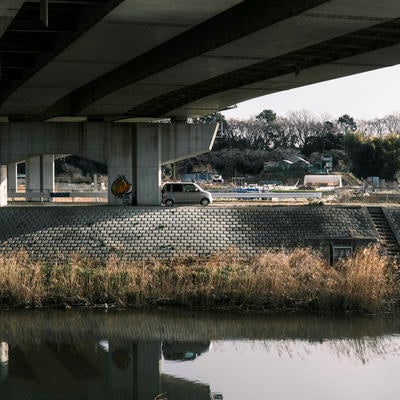 高架下にとめられた車の素材