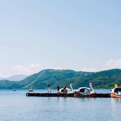 スワンボートと若者の写真