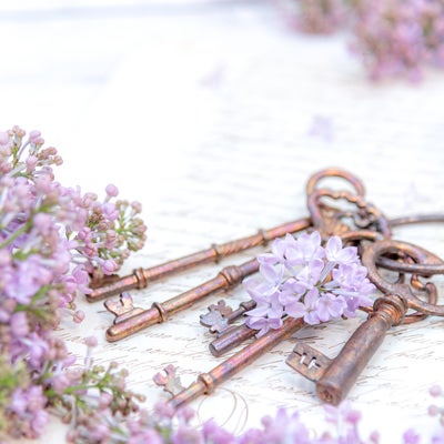 ライラックの花と鍵の写真