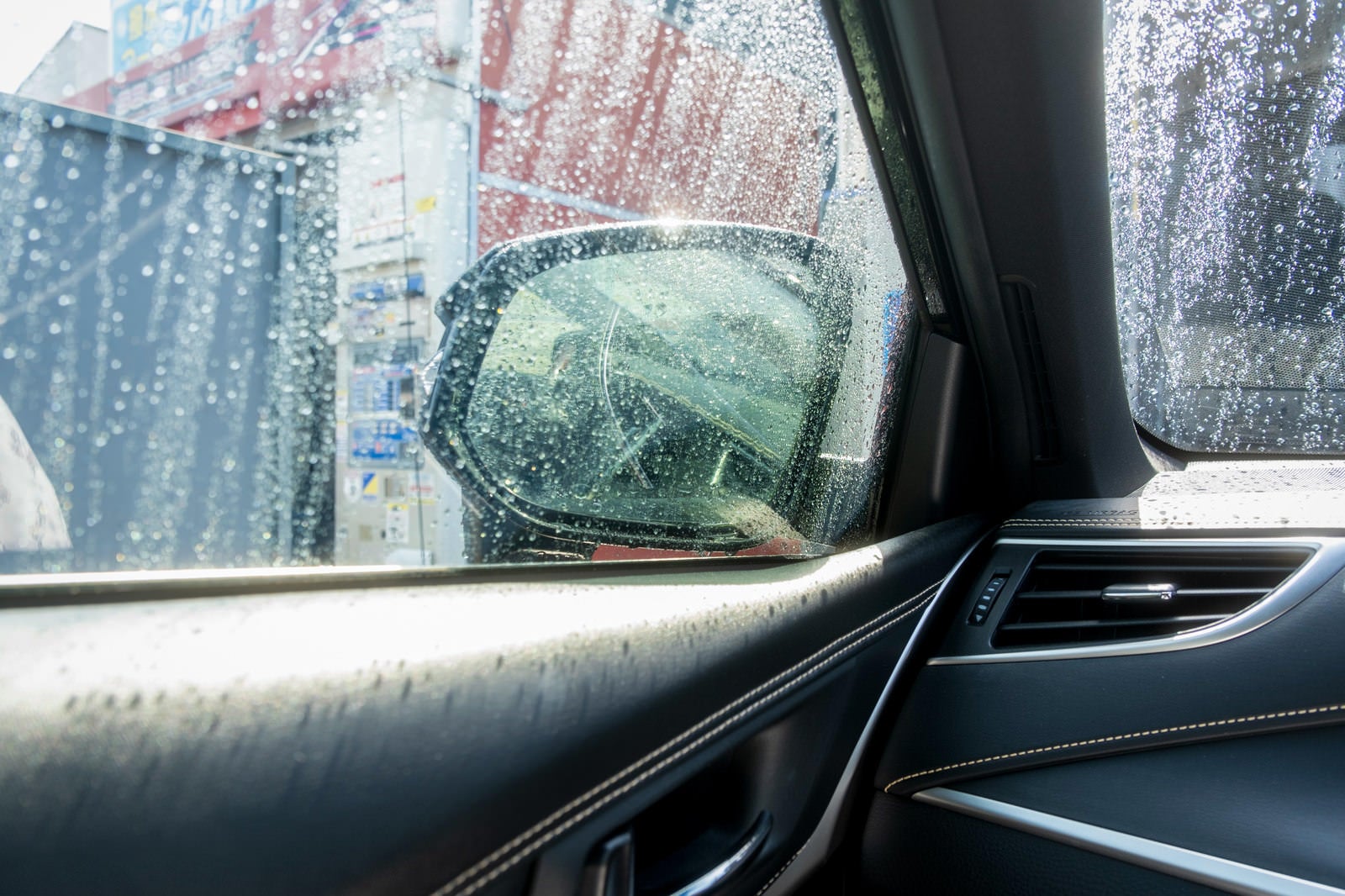 「洗車中の車内」の写真