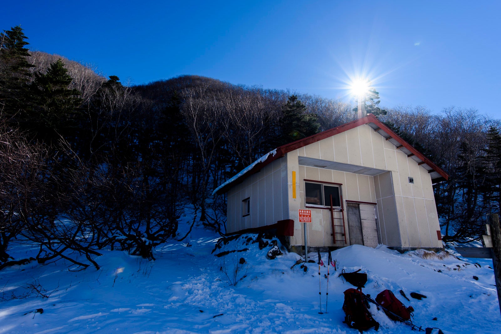 「積雪期の日光白根山避難小屋」の写真