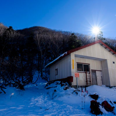 積雪期の日光白根山避難小屋の写真