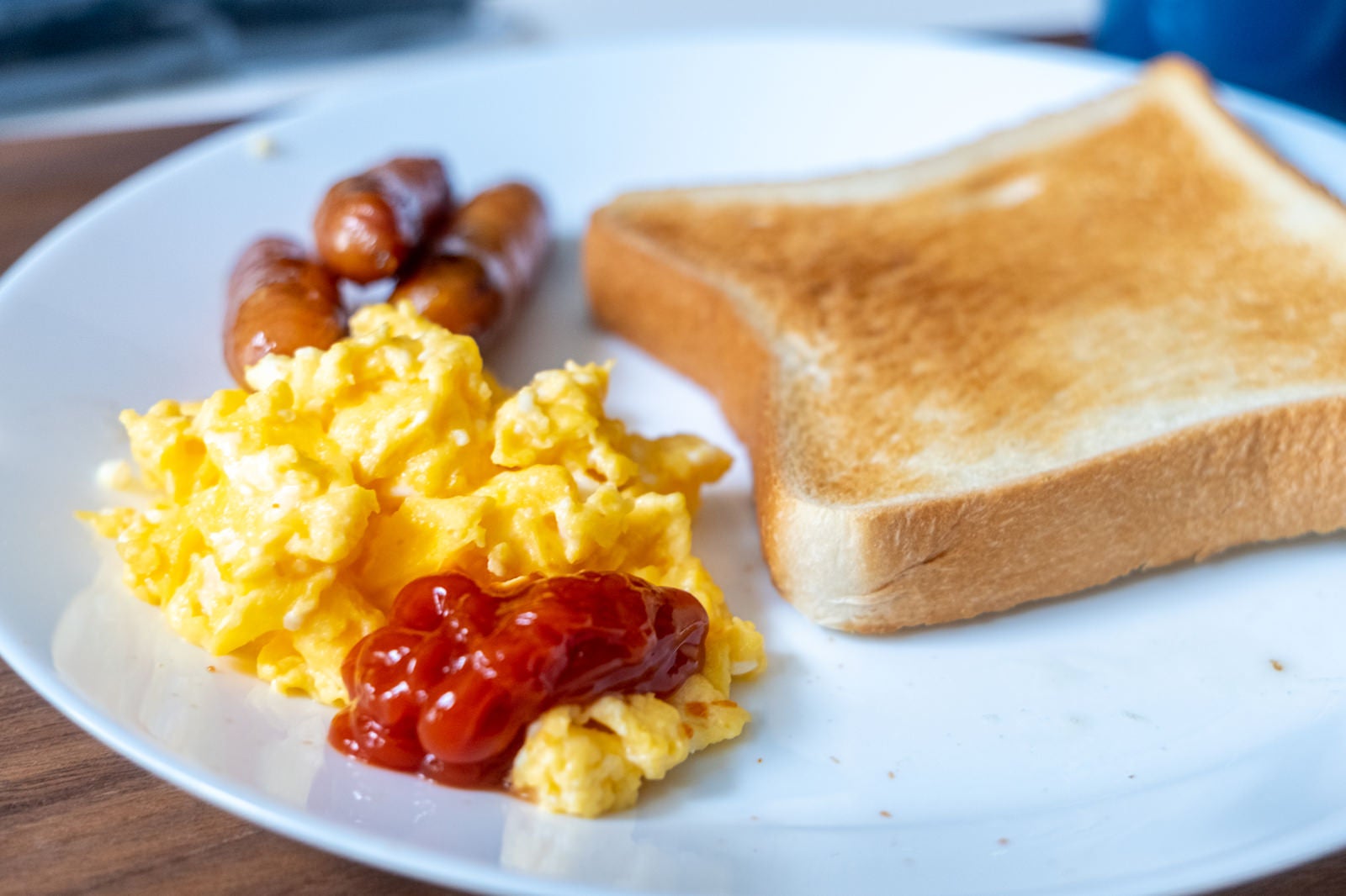 「朝食のスクランブルエッグとトースト」の写真
