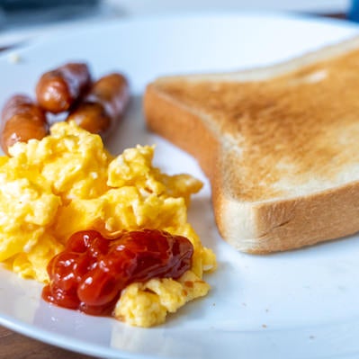 朝食のスクランブルエッグとトーストの写真