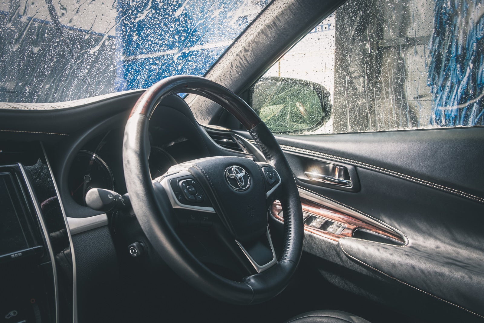 「洗車中の車のハンドル」の写真