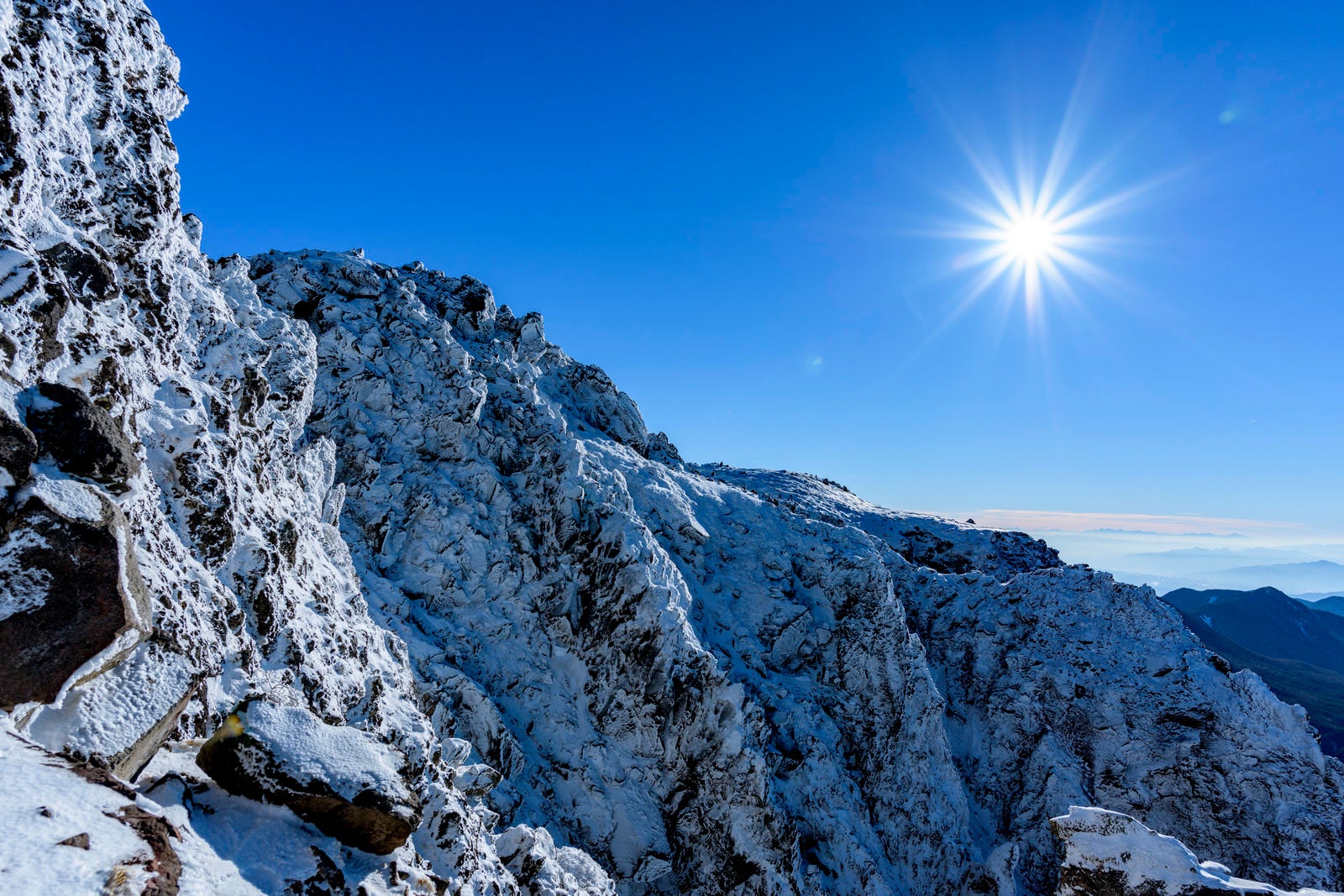 「陽光照り付ける日光白根山の氷の岸壁」の写真