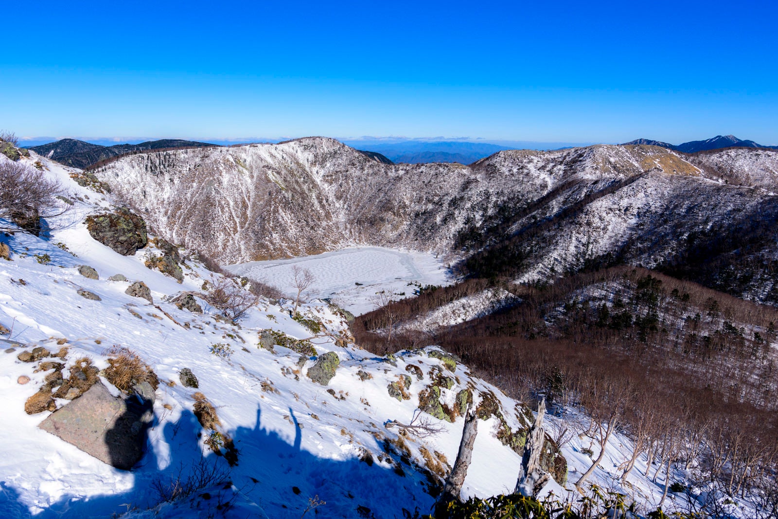 「雪に包まれた日光白根山と外輪の山々」の写真