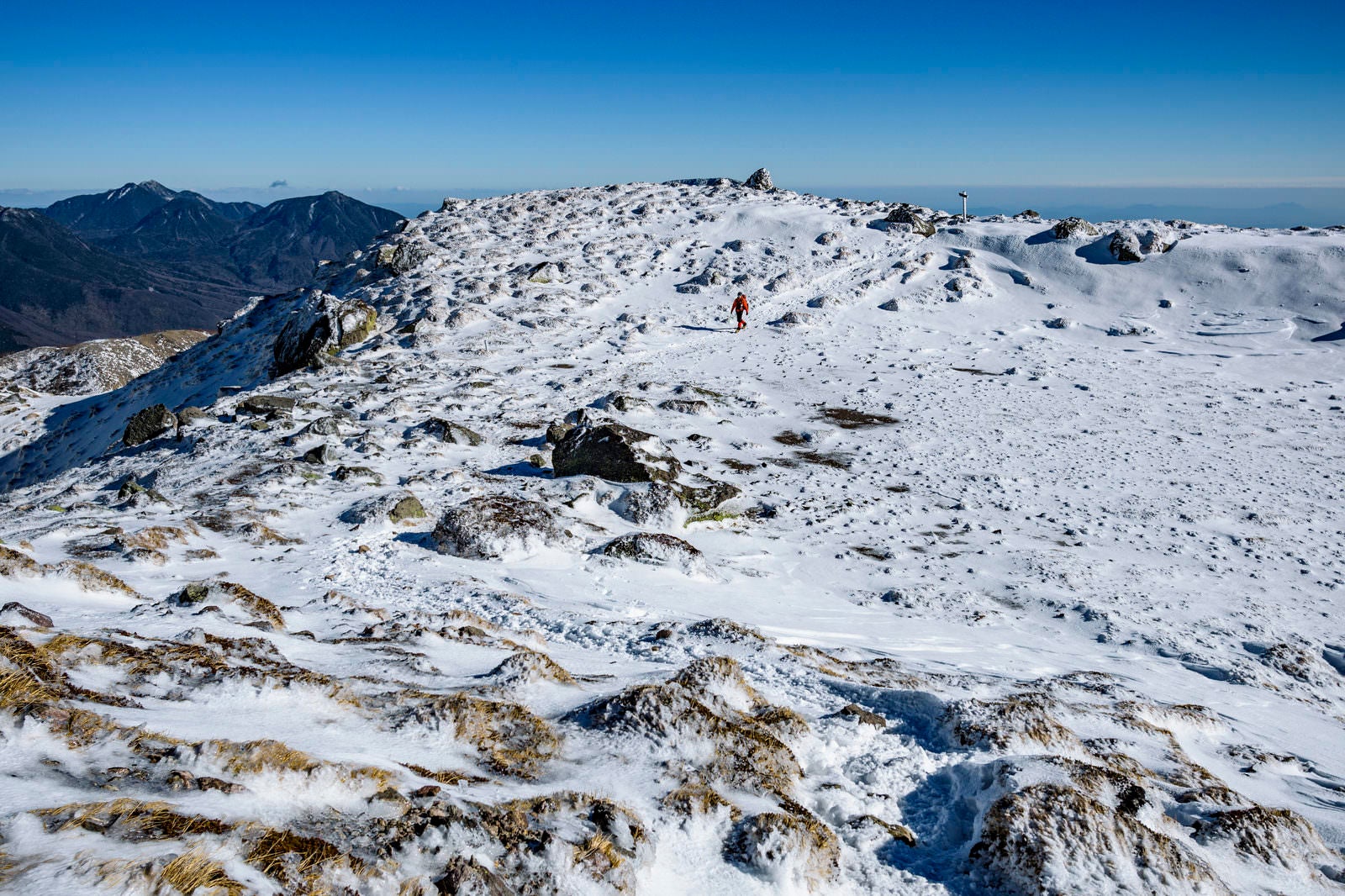 「雪に包まれる日光白根山山頂」の写真