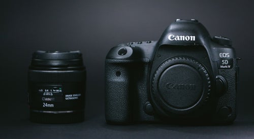 一眼レフカメラ（ボディ）と単焦点レンズ（24mm）の写真