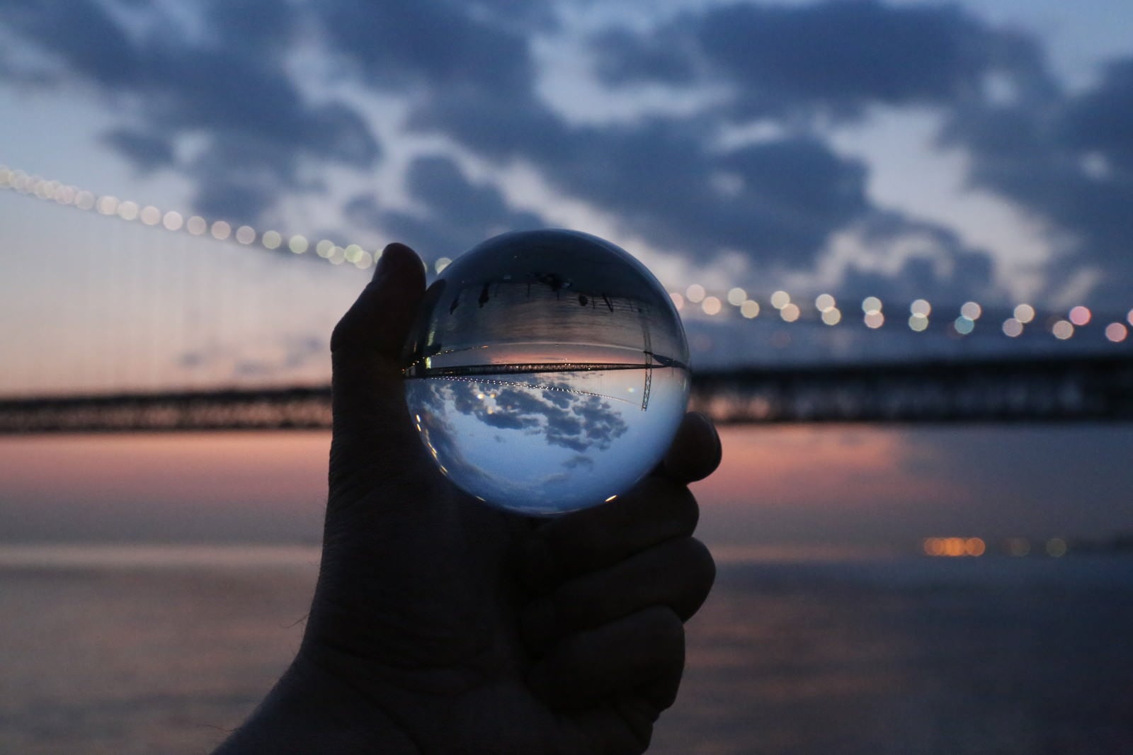 「水晶玉の中に映り込む大橋」の写真