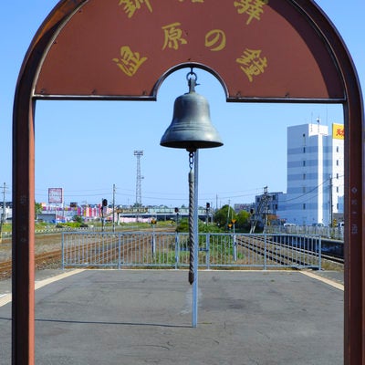 釧路駅のホームに設置された湿原の鐘とアーチ型の構造物の写真