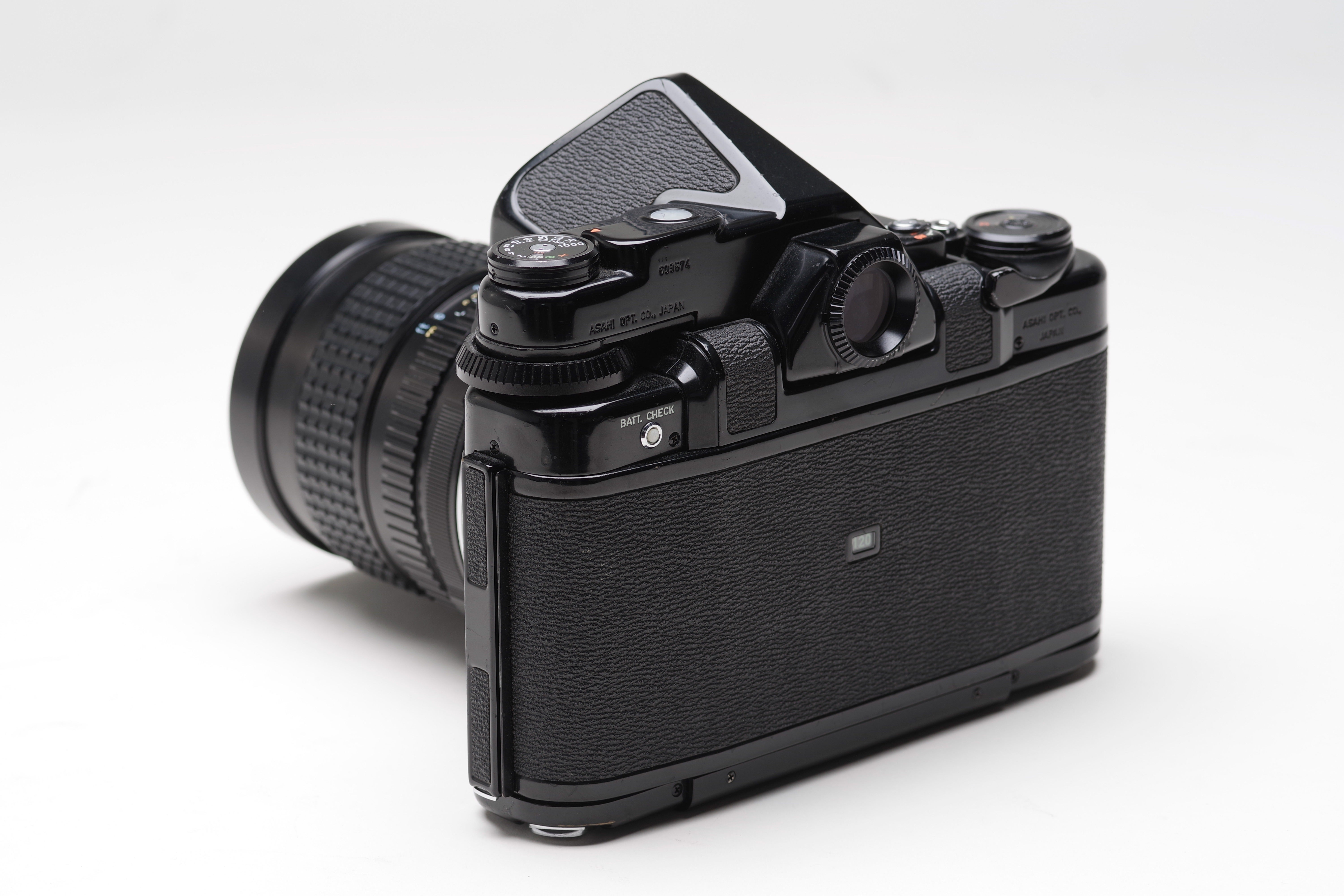 フィルムカメラ（PENTAX67）バケペンの背面の様子の無料の写真素材