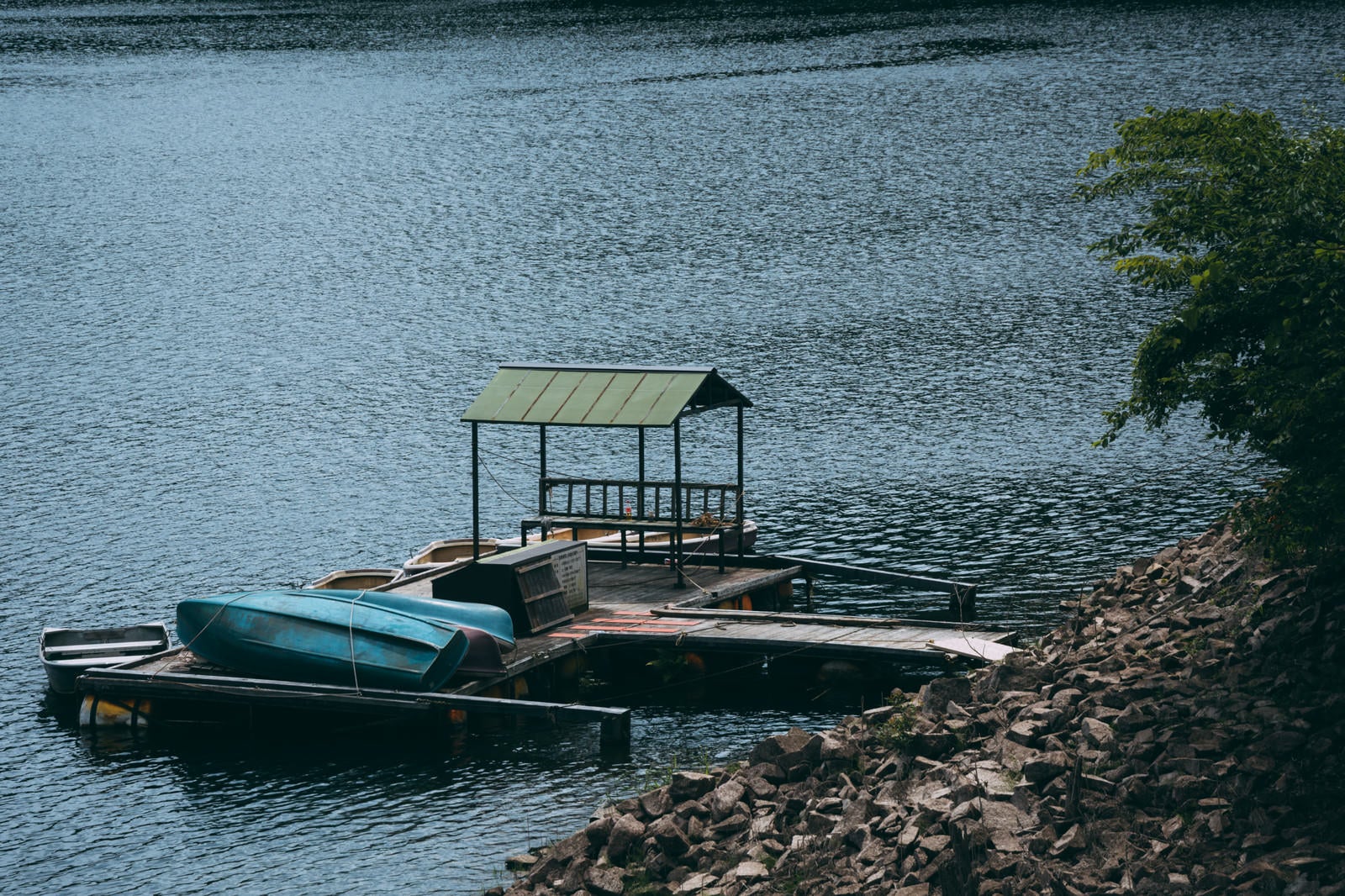「ダム湖の桟橋とボート」の写真