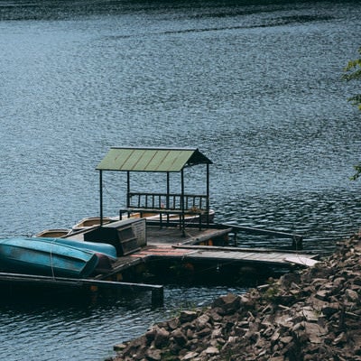 ダム湖の桟橋とボートの写真