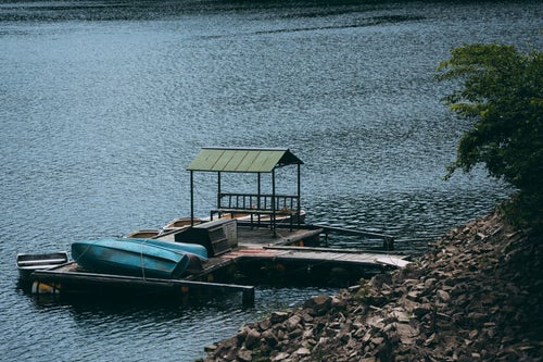 ダム湖の桟橋とボートの写真