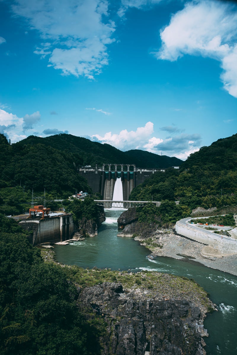 「遠景に見る丸山ダム（岐阜県）」の写真