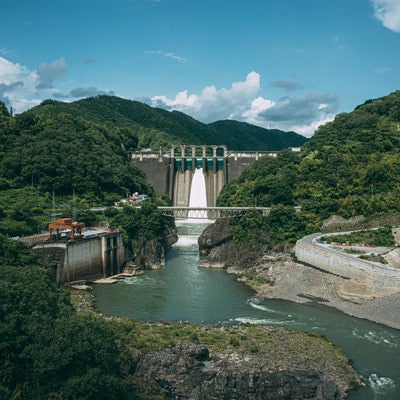 丸山ダムから続く川（岐阜県）の写真