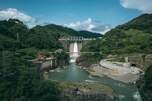 丸山ダムから続く川（岐阜県）の写真