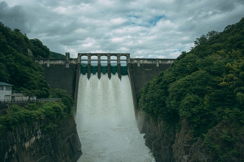 勢いよく放流中の丸山ダム（岐阜県）の写真