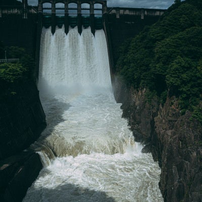 大量の水を放流する丸山ダムの写真
