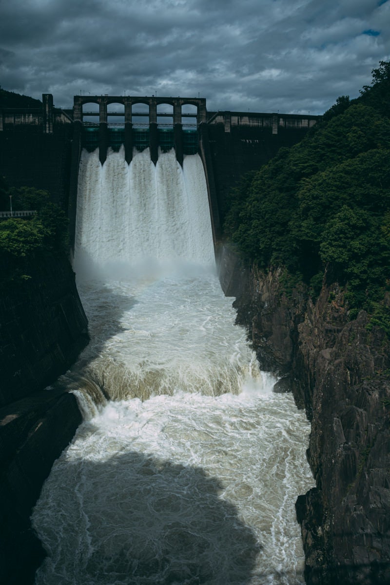 「大量の水を放流する丸山ダム」の写真