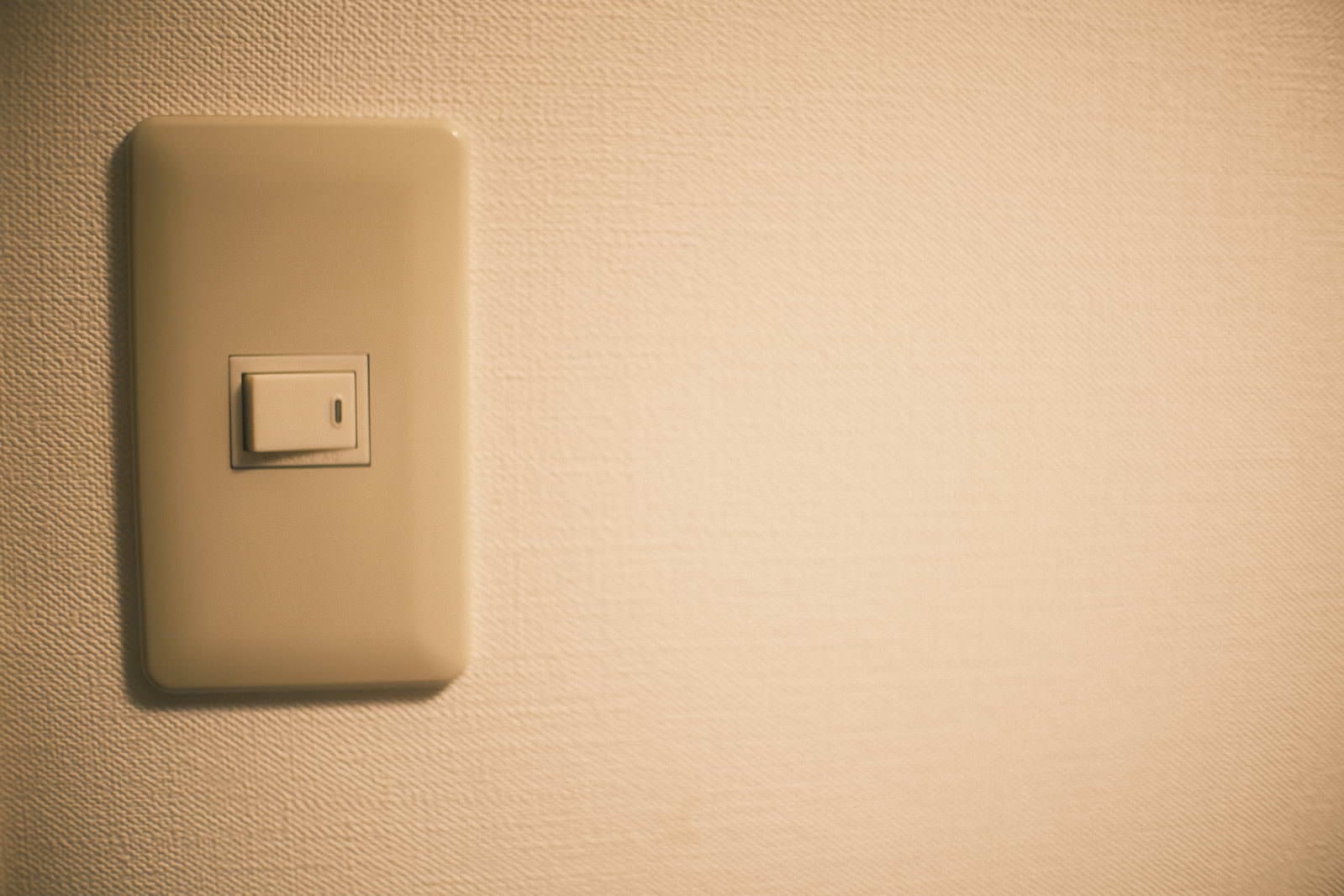 「壁に付いたスイッチ」の写真