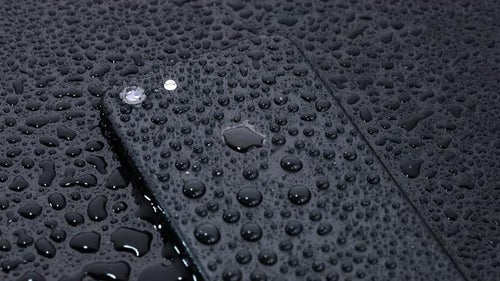耐水仕様の最新スマートフォンの写真