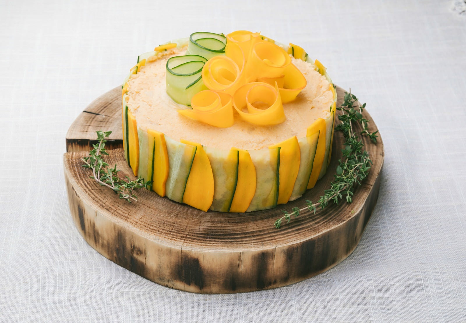 「低糖質な野菜ケーキ「ベジデコサンドケーキ」」の写真