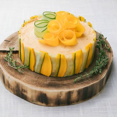 低糖質な野菜ケーキ「ベジデコサンドケーキ」の写真