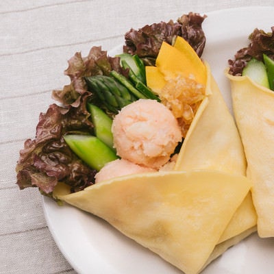 ヘルシーでボリューミーな「明太ポテトと野菜のベジクレープ」の写真