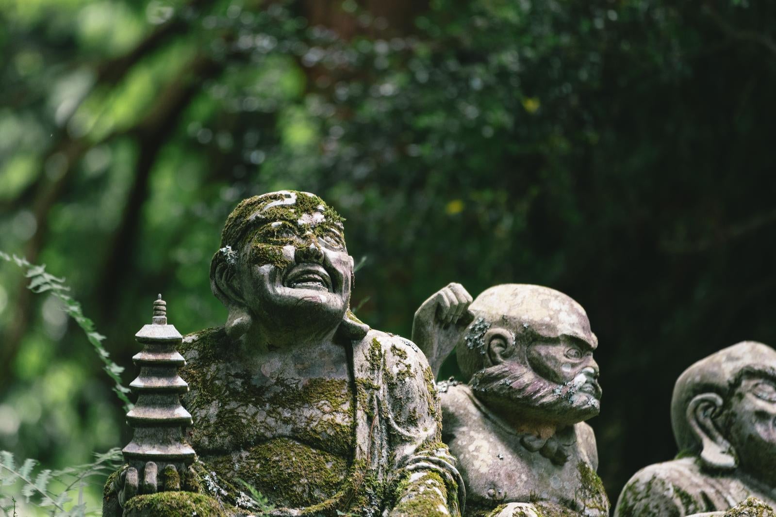 「東堂山満福寺の羅漢石像」の写真