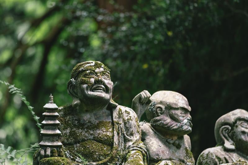 東堂山満福寺の羅漢石像の写真