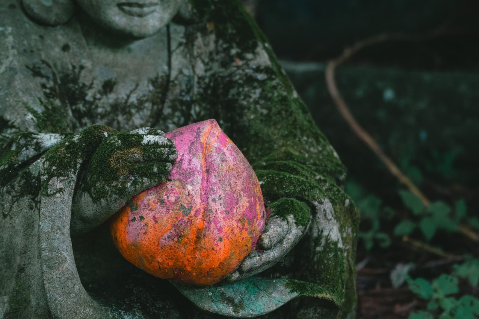 「東堂山満福寺の石像が手にする桃」の写真