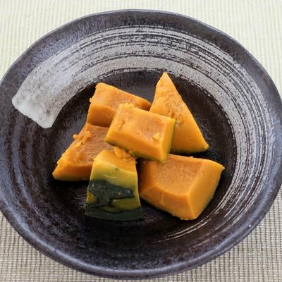 黒い和食器に盛られたかぼちゃの煮物の写真