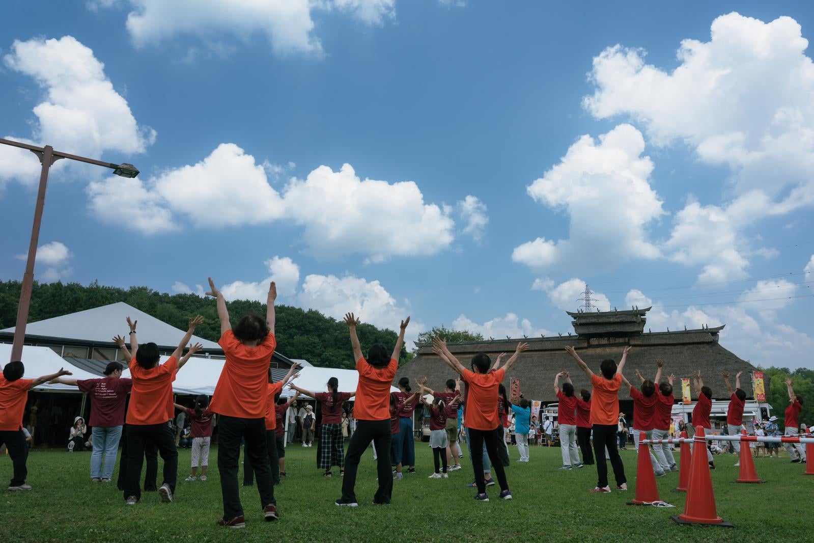 「三春花火会場で両手を挙げて踊る」の写真