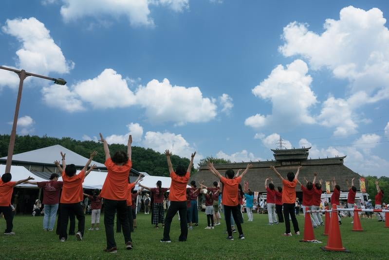 三春花火会場で両手を挙げて踊るの写真