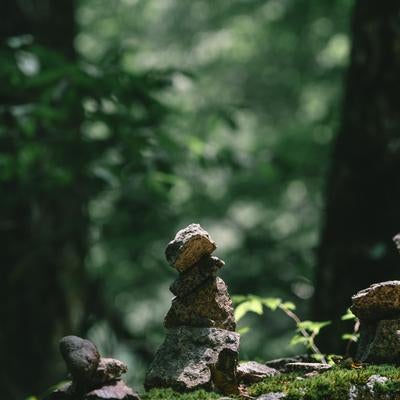 苔むした岩場に積まれたケルンの写真