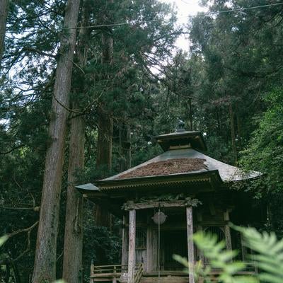 静かに佇む東堂山満福寺の毘紗門堂の写真