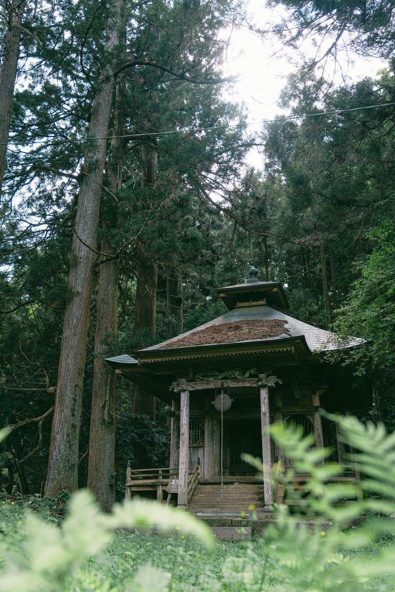 「静かに佇む東堂山満福寺の毘紗門堂」の写真