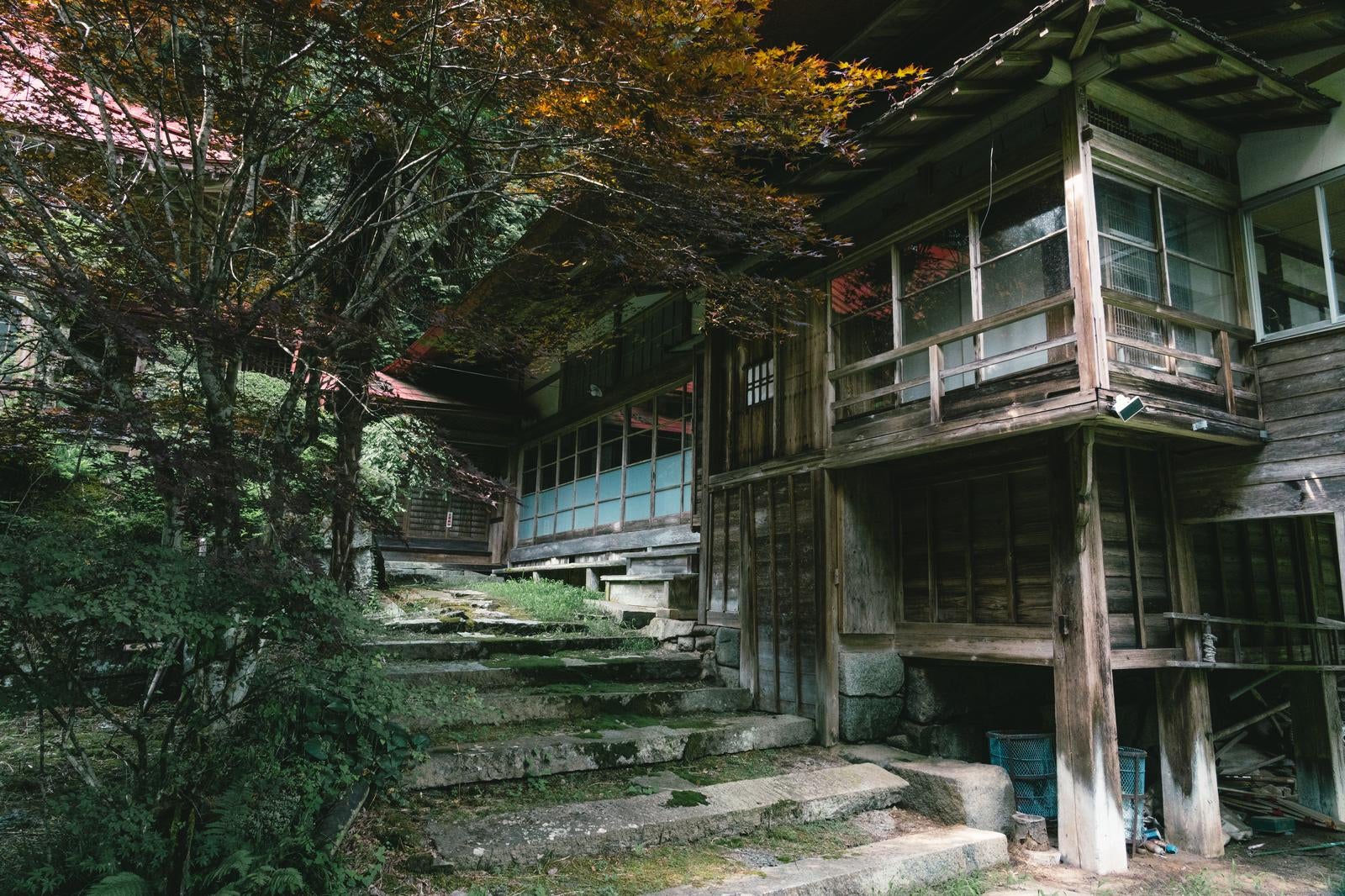 「東堂山満福寺と阿弥陀堂の入り口」の写真