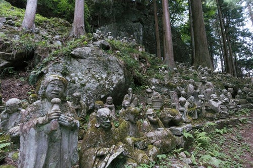 東堂山満福寺の羅漢石像の写真