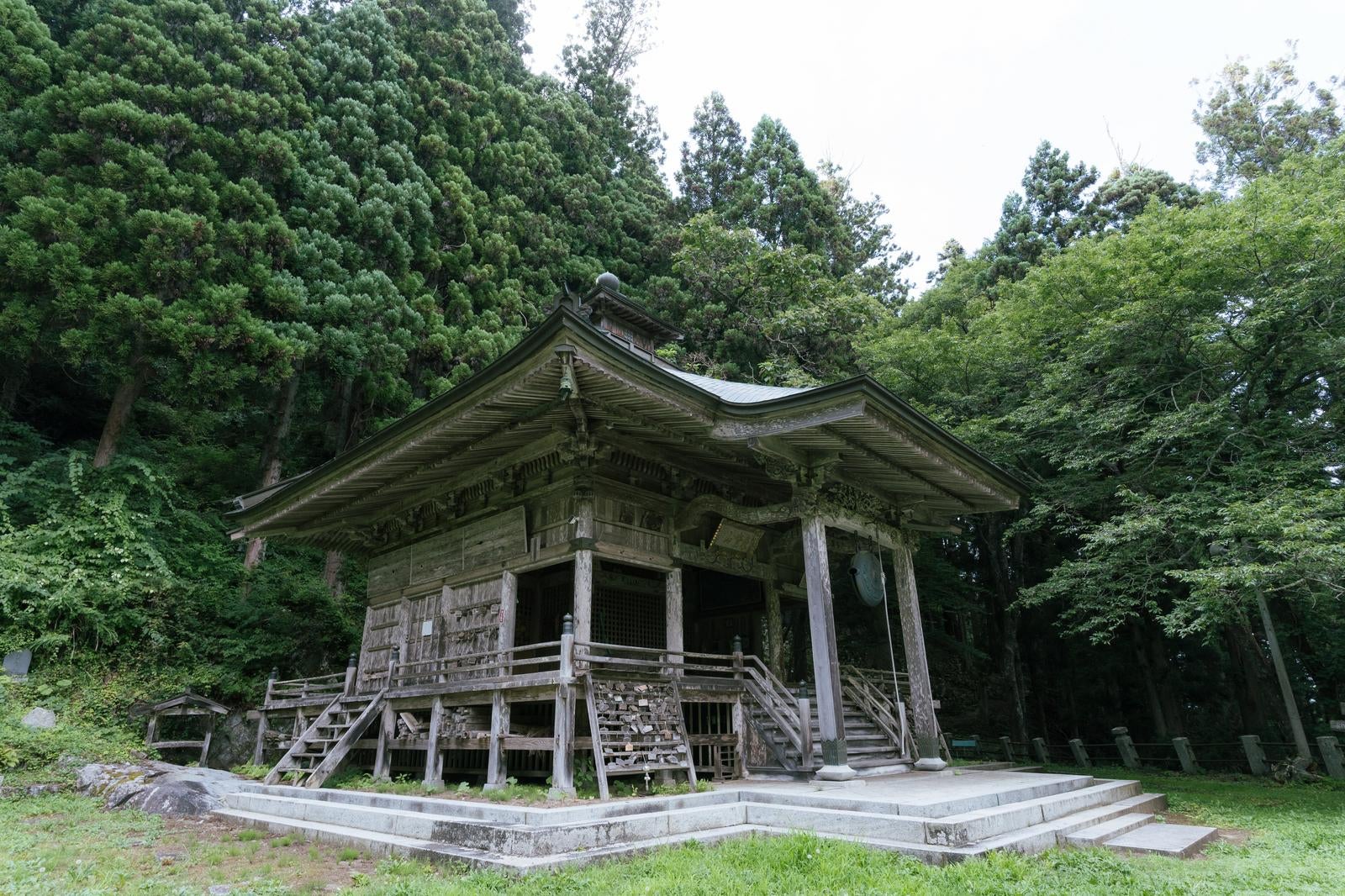 「小野町の自然に囲まれる東堂山満福寺の観音堂」の写真