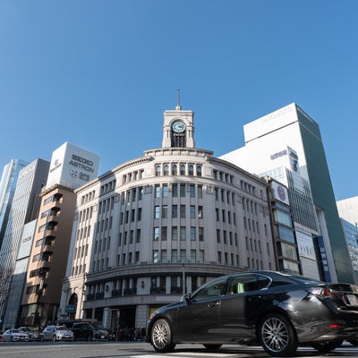 銀座和光の時計台と車が往来する交差点の写真