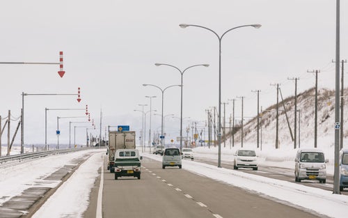 道路と路肩を区別する「視線誘導標」の写真