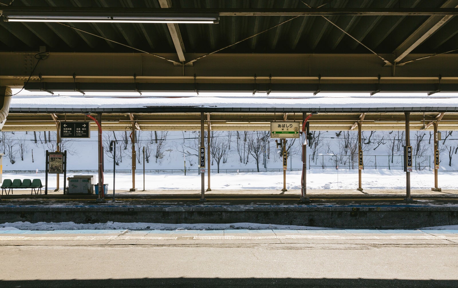 「雪が残る網走駅のホーム」の写真